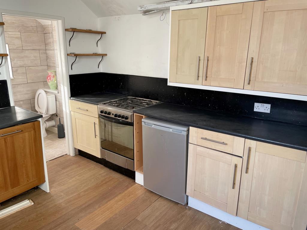 Lot: 47 - FREEHOLD RETAIL PREMISES WITH RESIDENTIAL ACCOMMODATION - 244 Seabrook Road - Kitchen in flat